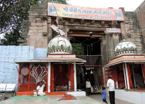 Chaubis Khamba